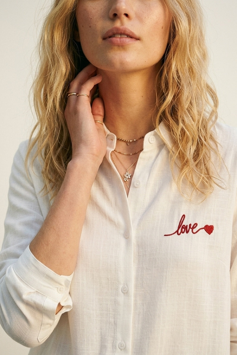 Camicia Bianca con Ricamo "Amore" in Rosso