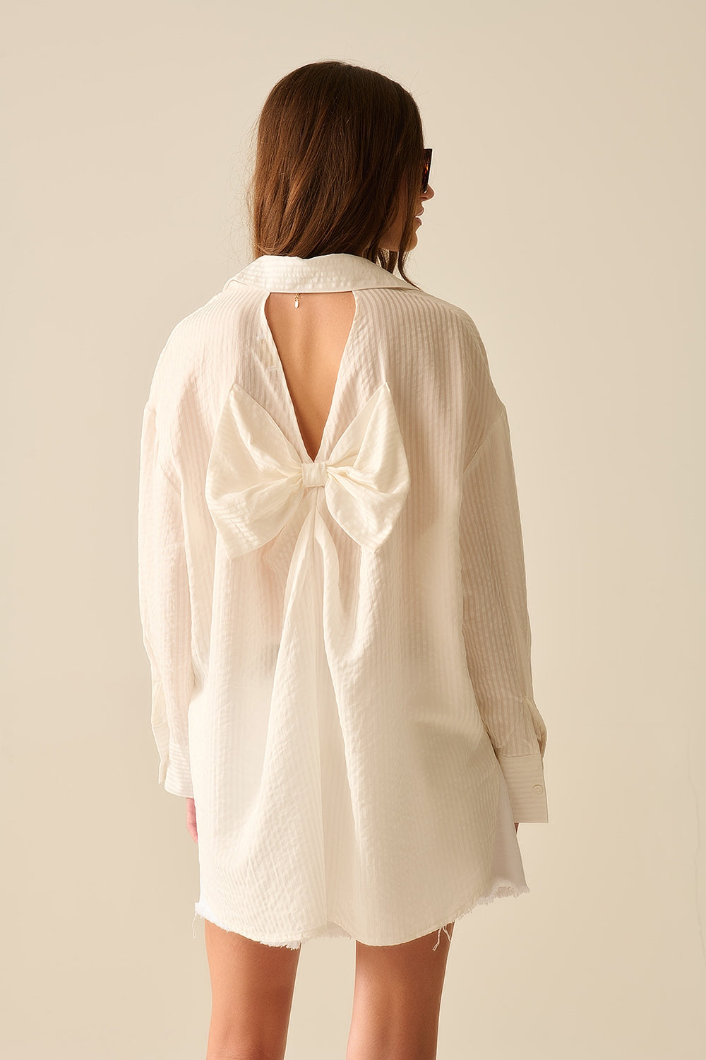 camicia bianca oversize con fiocco sul retro