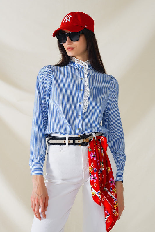 Q2 Camicia blu a righe bianche verticali con dettaglio in pizzo