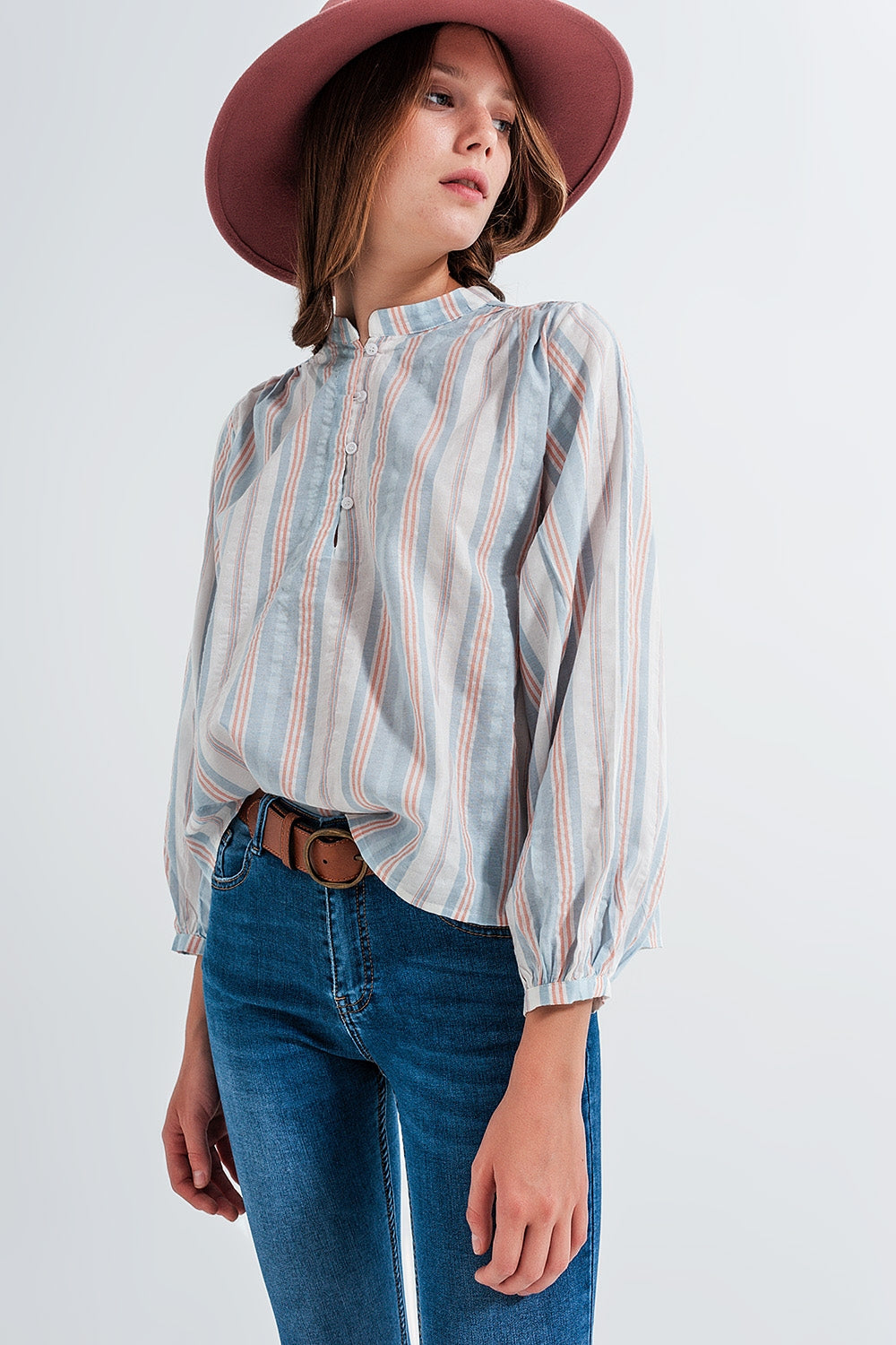 Camicia blu a righe con collo serafino