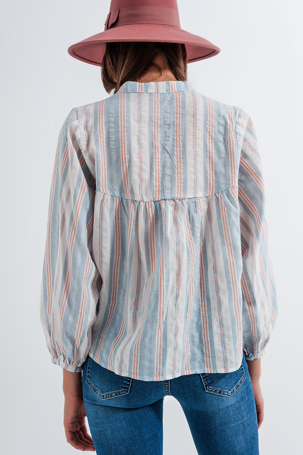 Camicia blu a righe con collo serafino