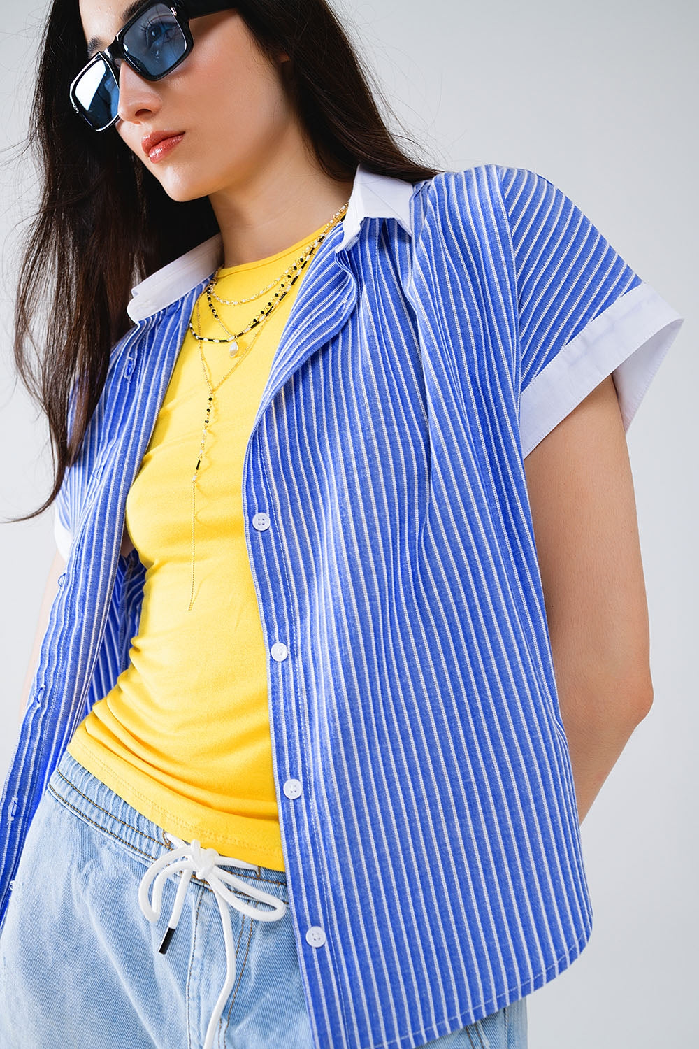 Camicia blu con maniche corte e righe verticali