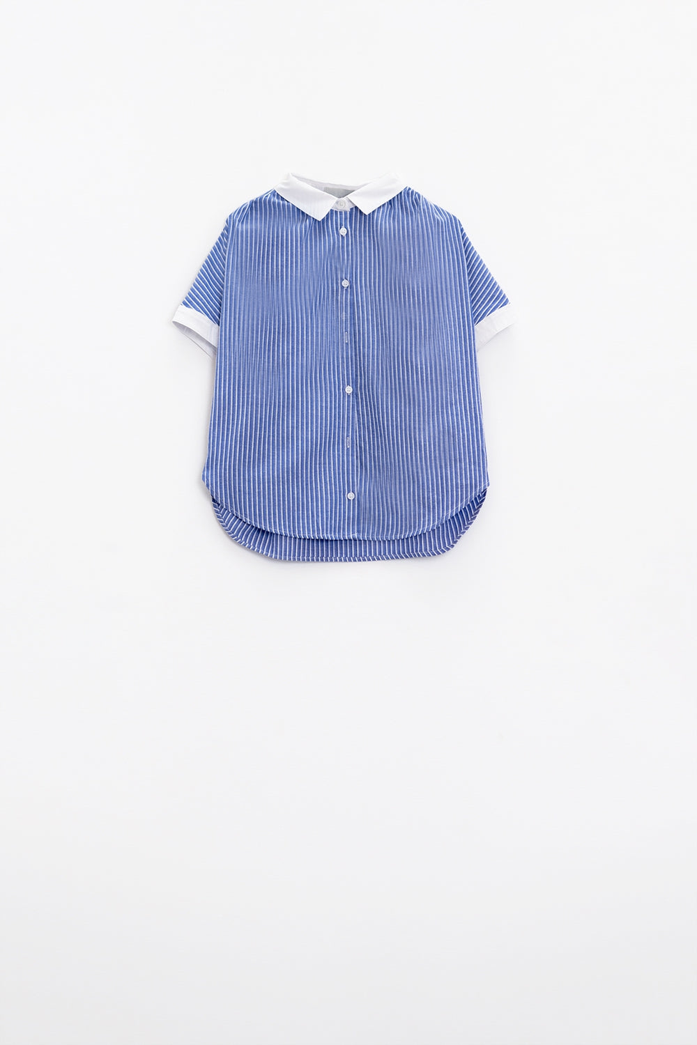 Camicia blu con maniche corte e righe verticali