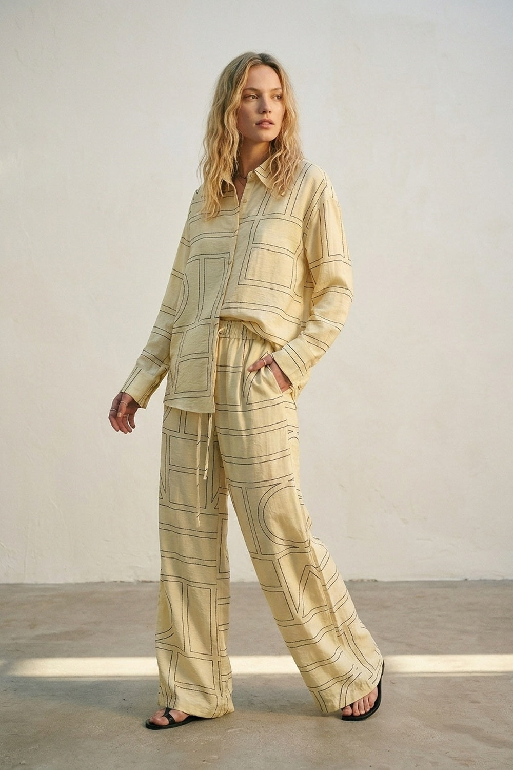 Q2 Camicia button-down beige con motivo geometrico