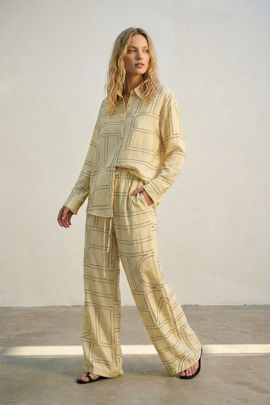 Q2 Camicia button-down beige con motivo geometrico