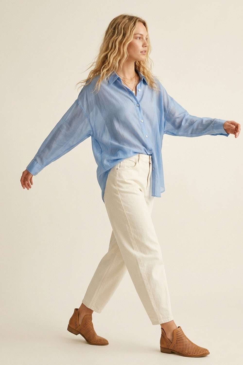 Camicia button-down celeste trasparente con vestibilità rilassata