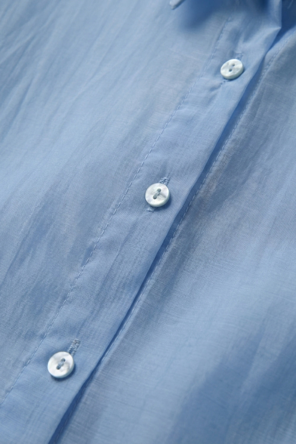 Camicia button-down celeste trasparente con vestibilità rilassata