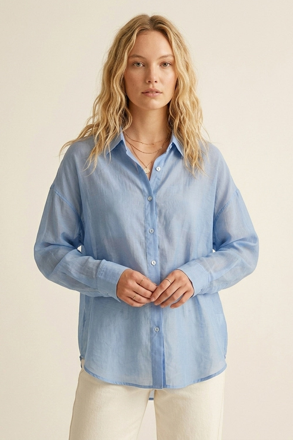 Camicia button-down celeste trasparente con vestibilità rilassata