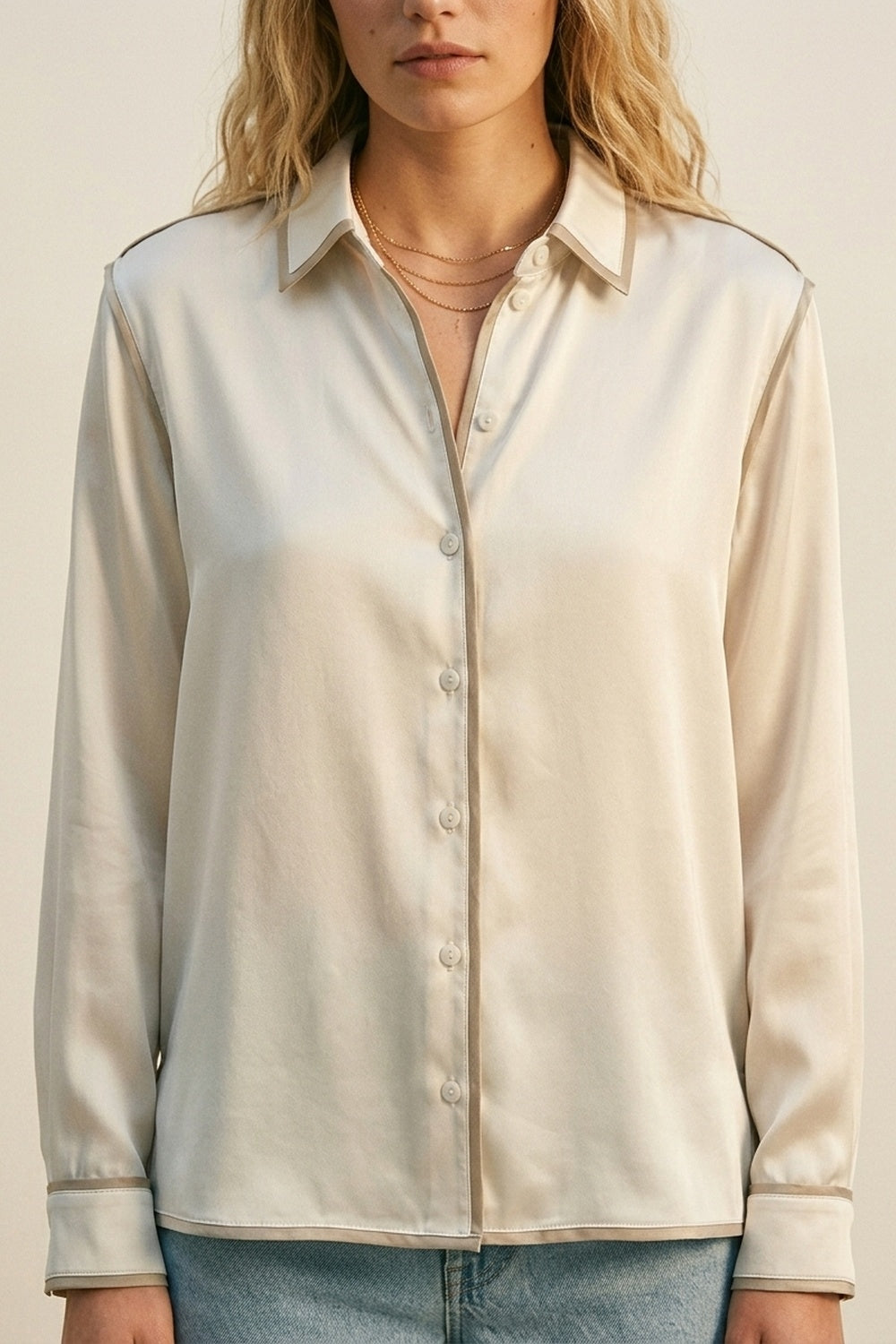 Camicia button-down in raso crema con finiture a contrasto