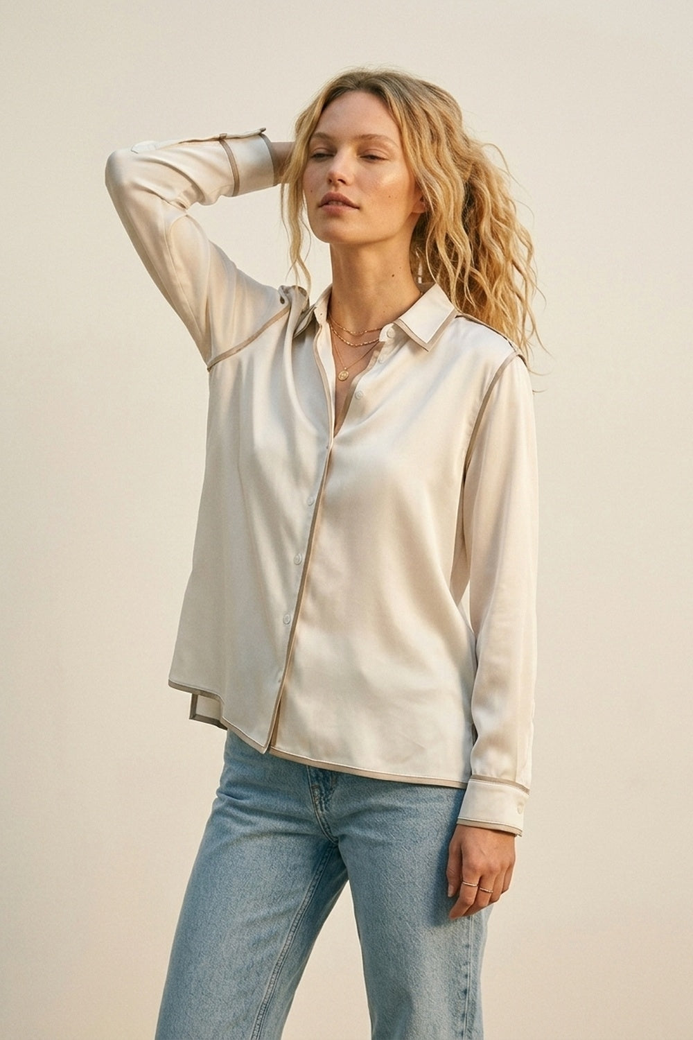 Camicia button-down in raso crema con finiture a contrasto