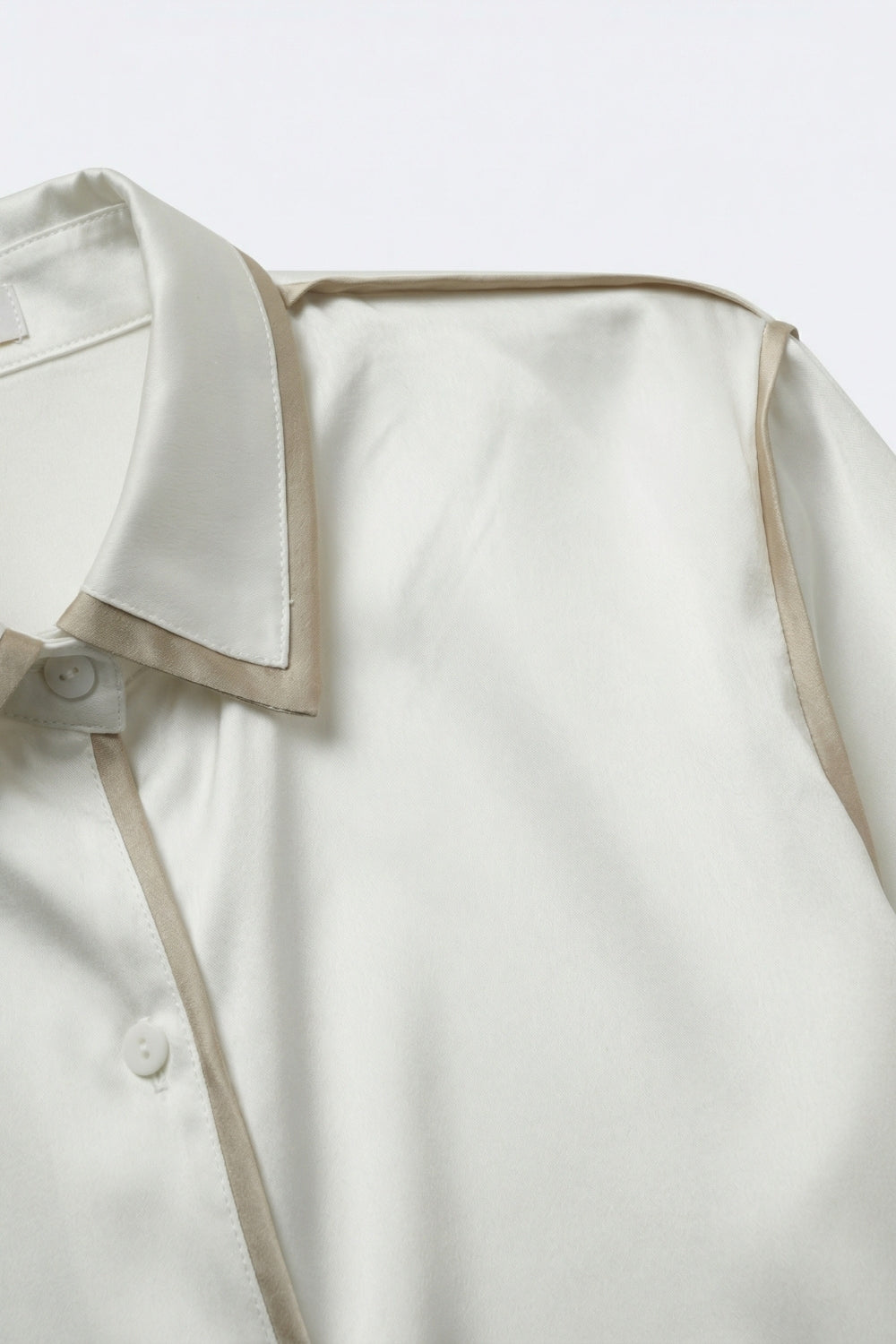 Camicia button-down in raso crema con finiture a contrasto