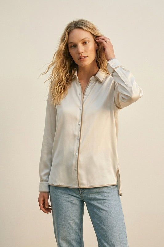 Q2 Camicia button-down in raso crema con finiture a contrasto