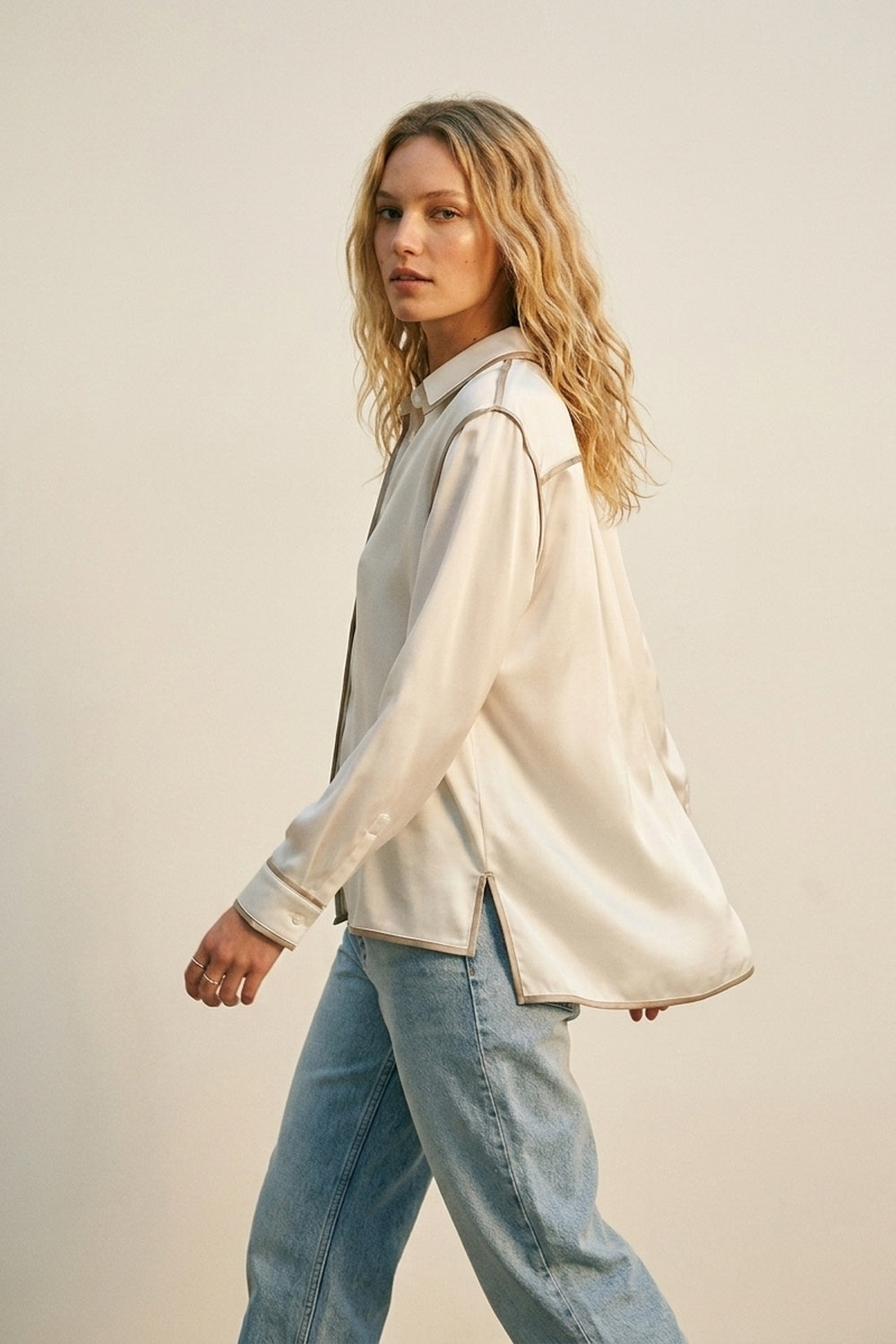Camicia button-down in raso crema con finiture a contrasto