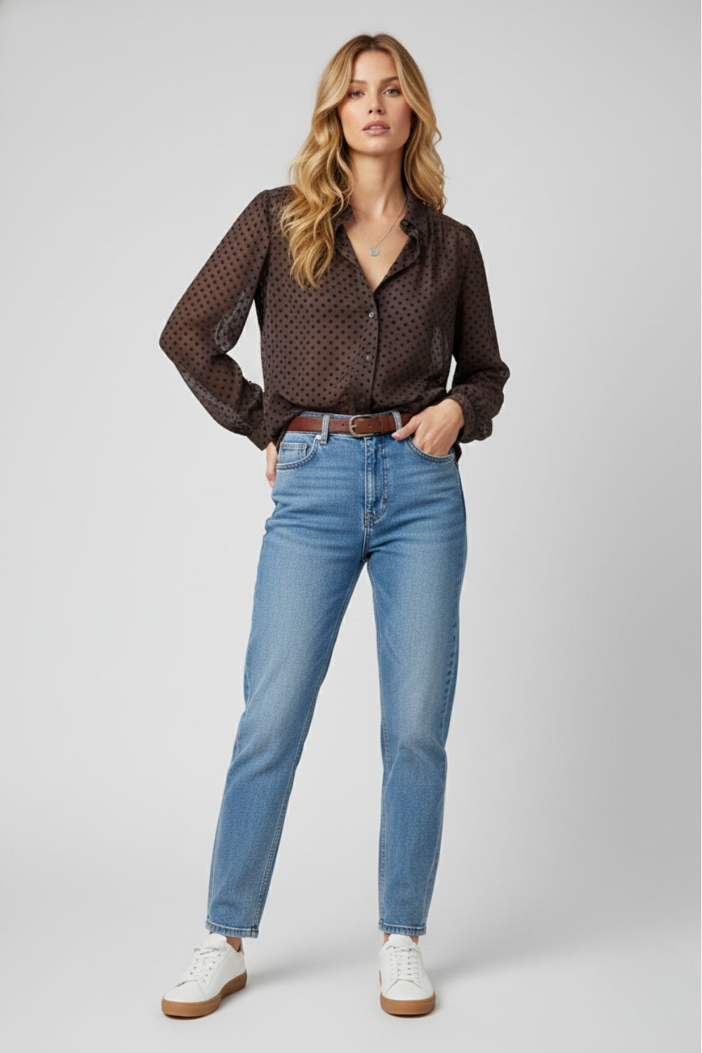 Camicia button-up a pois marrone in chiffon