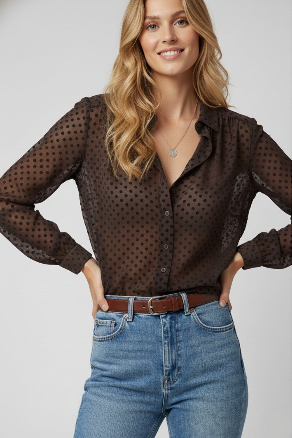 Camicia button-up a pois marrone in chiffon