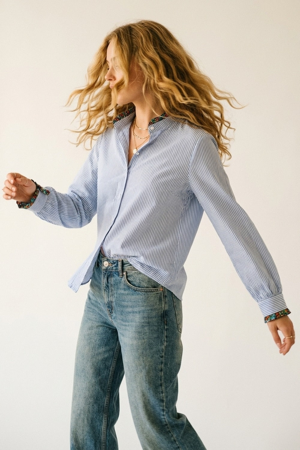 Q2 Camicia button-up a righe blu chiaro con rifiniture floreali