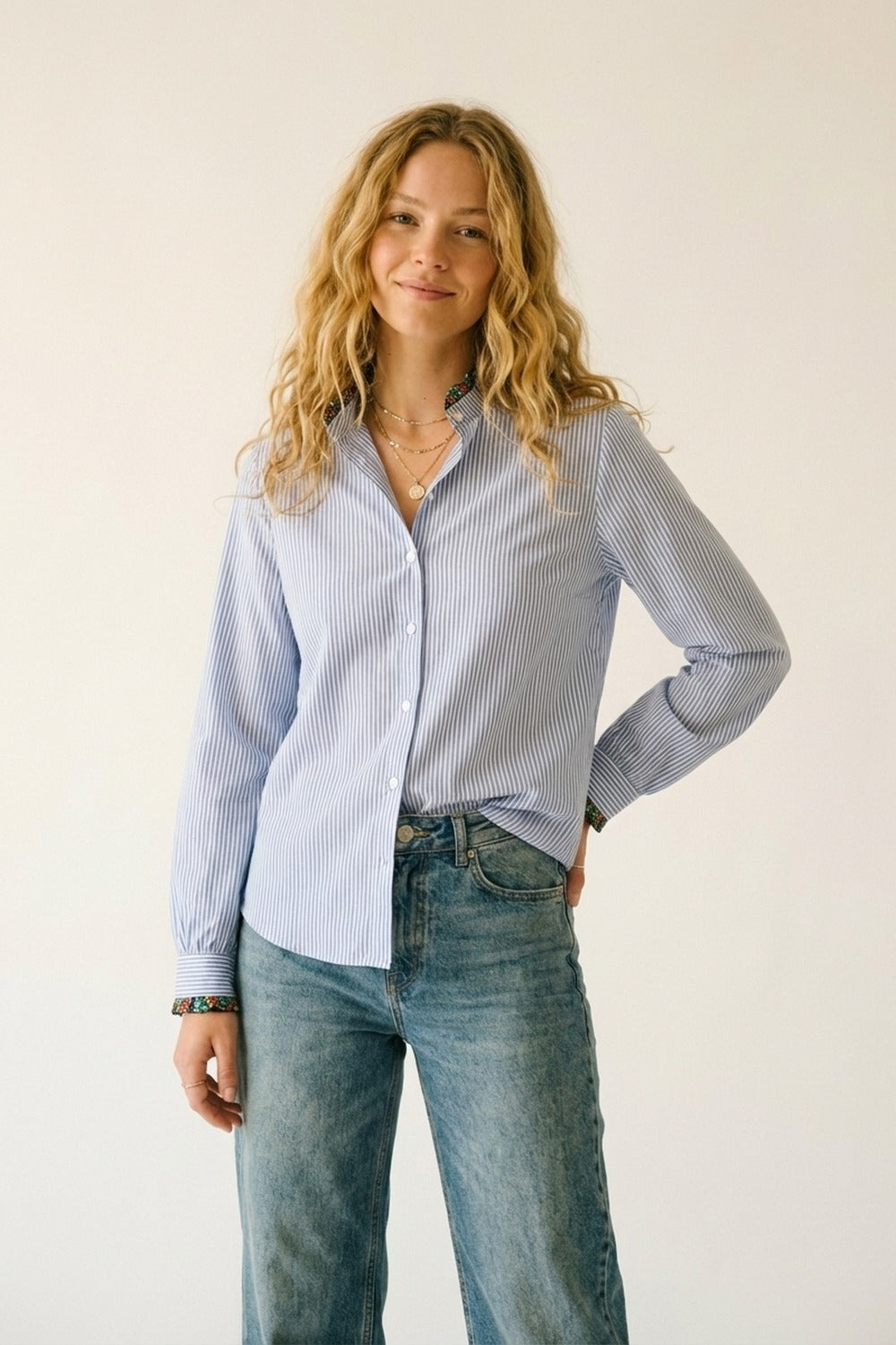 Camicia button-up a righe blu chiaro con rifiniture floreali