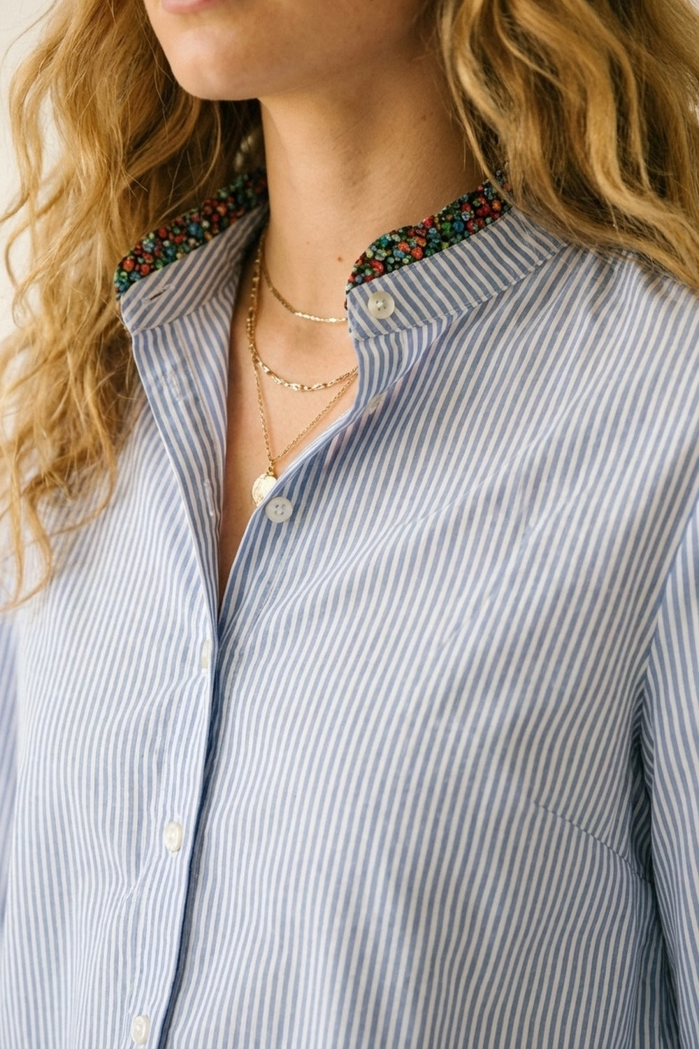 Camicia button-up a righe blu chiaro con rifiniture floreali