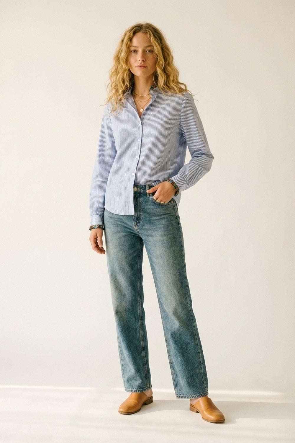 Camicia button-up a righe blu chiaro con rifiniture floreali