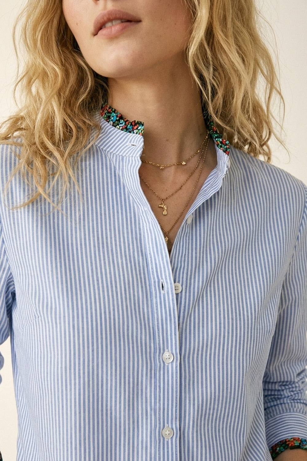 Camicia button-up a righe blu chiaro con rifiniture floreali