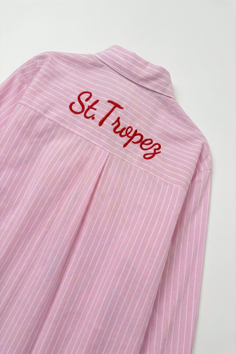 Camicia button-up a righe rosa con dettaglio ricamato