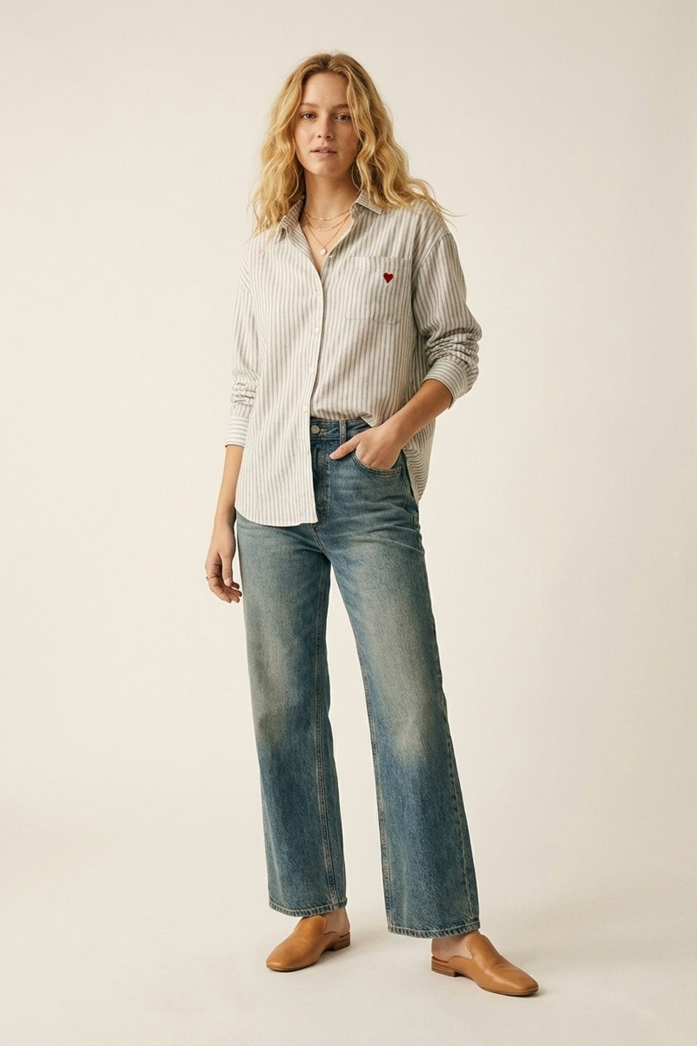 Camicia Button-Up grigia a righe dal taglio rilassato con dettaglio cuore