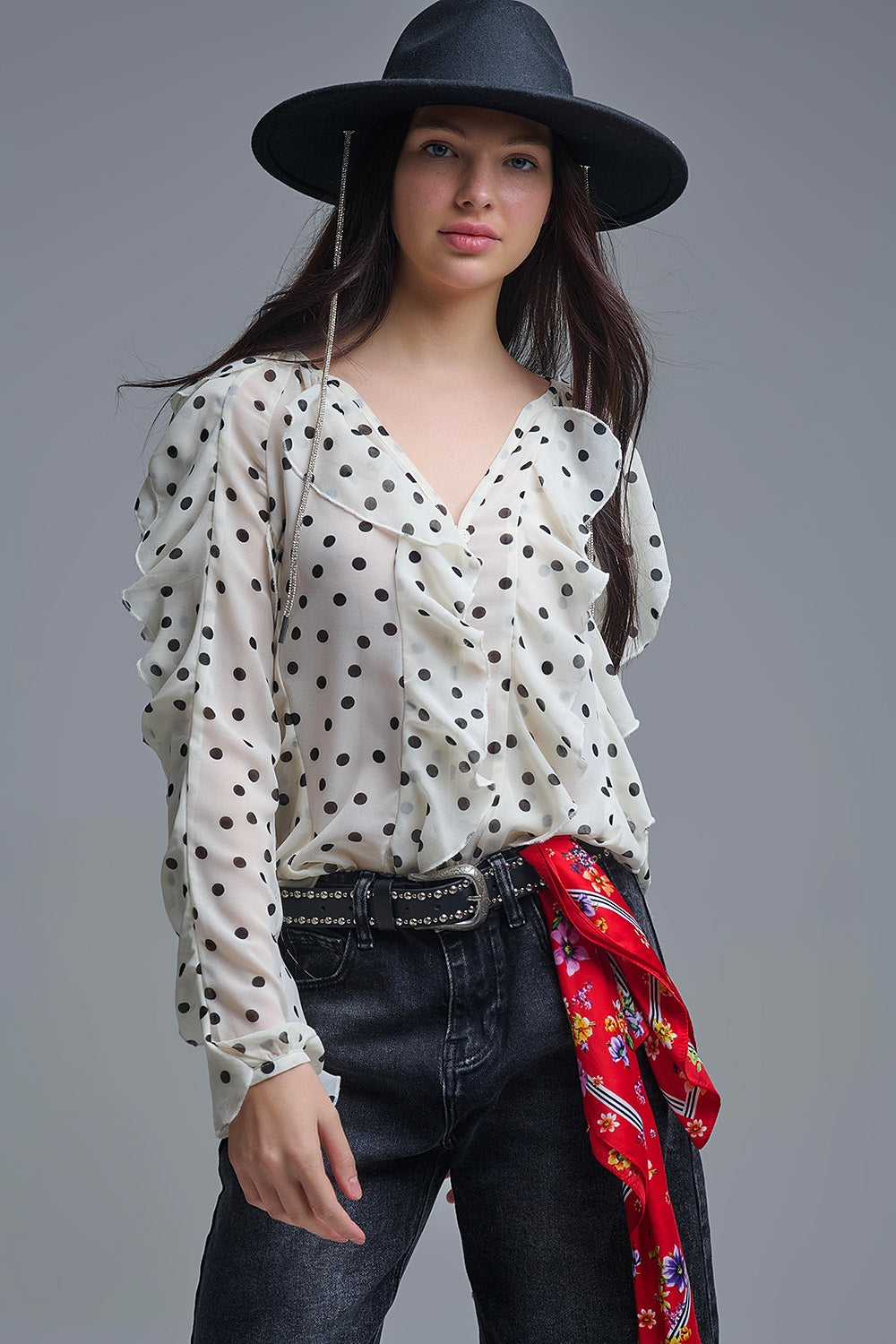Camicia button-up in chiffon a pois con ruches