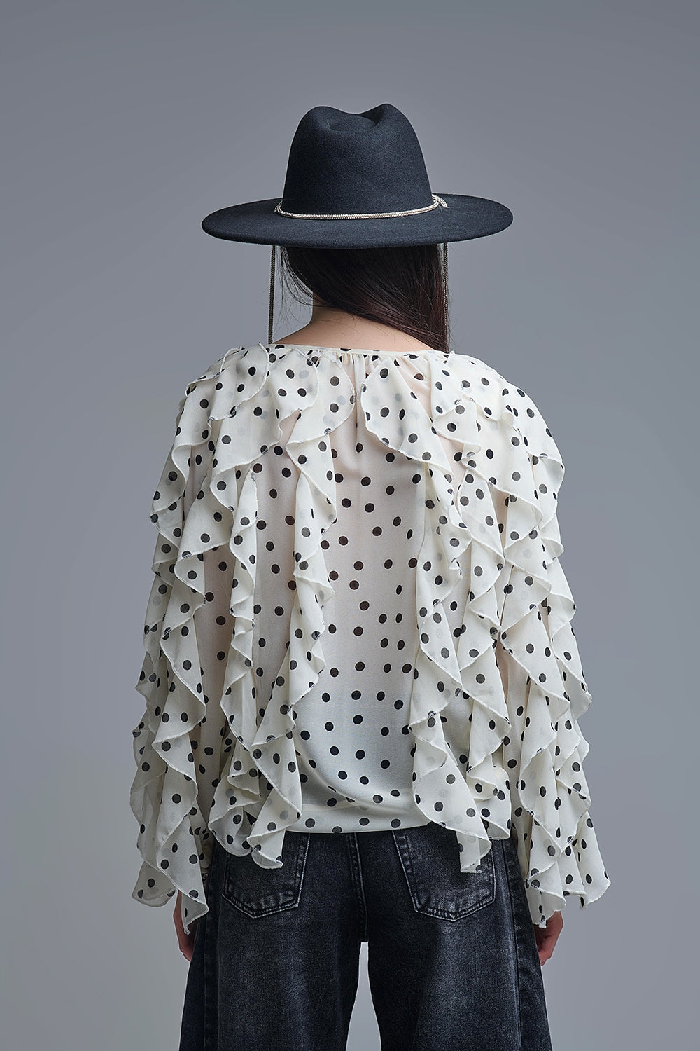 Camicia button-up in chiffon a pois con ruches