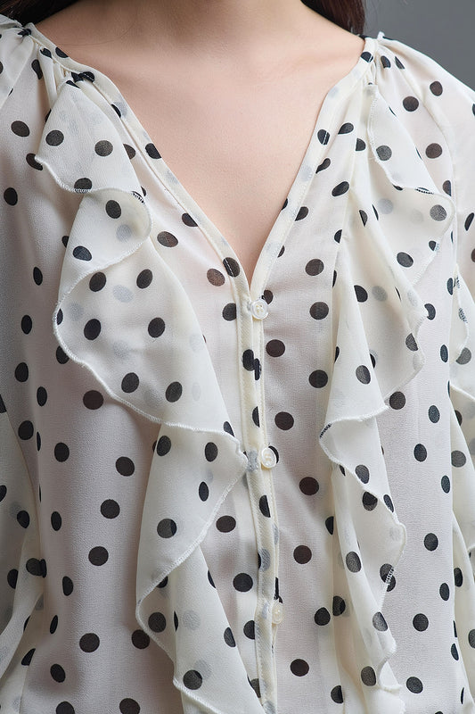 Camicia button-up in chiffon a pois con ruches
