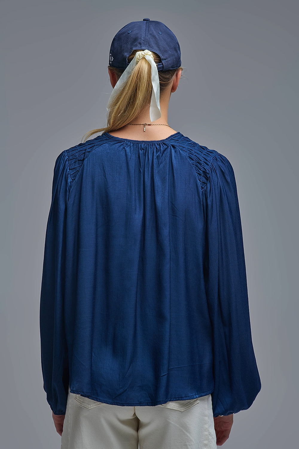 Camicia chic in raso blu con pizzo