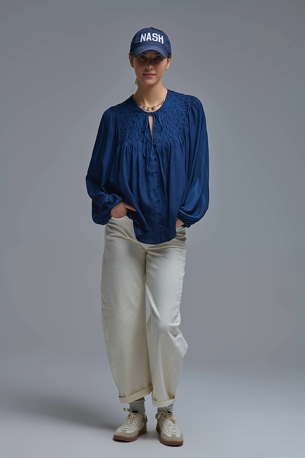 Camicia chic in raso blu con pizzo