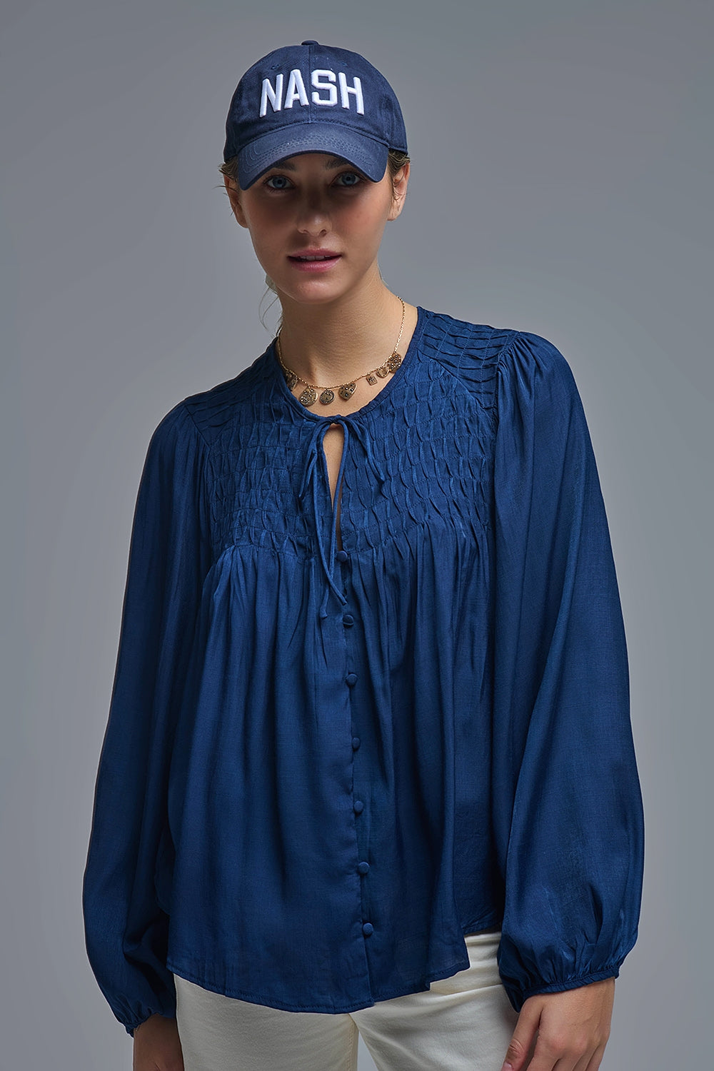 Camicia chic in raso blu con pizzo