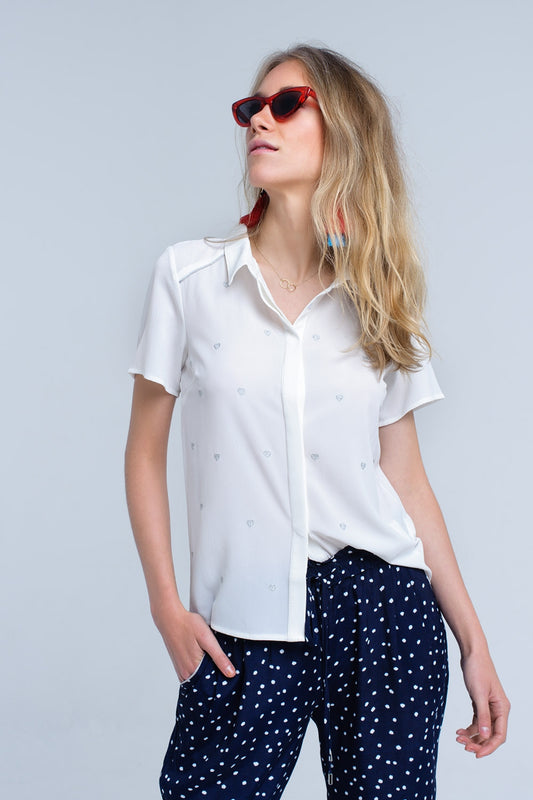 Q2 Camicia color crema con ricamo a cuore