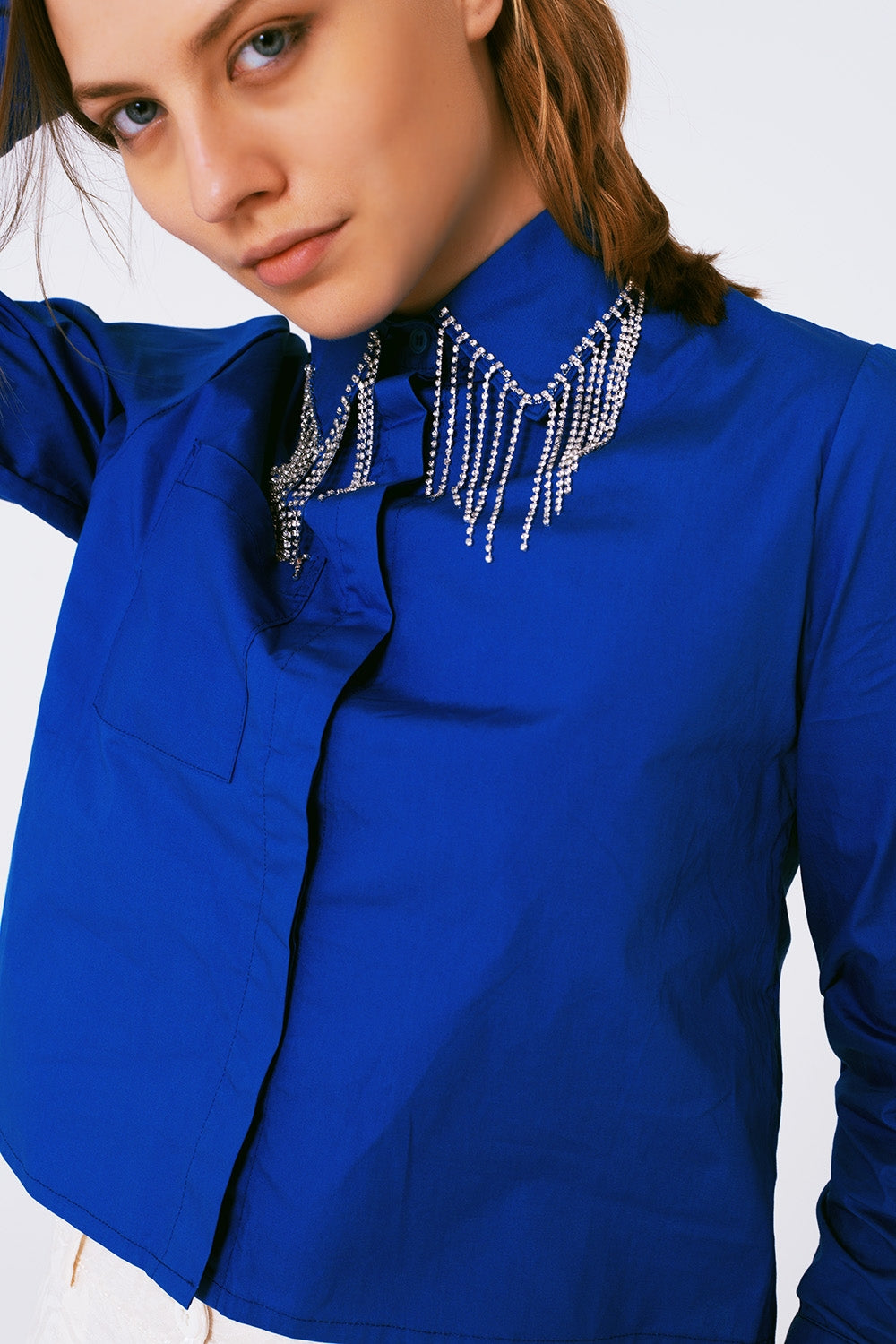 Camicia con colletto decorato a frange e strass in blu