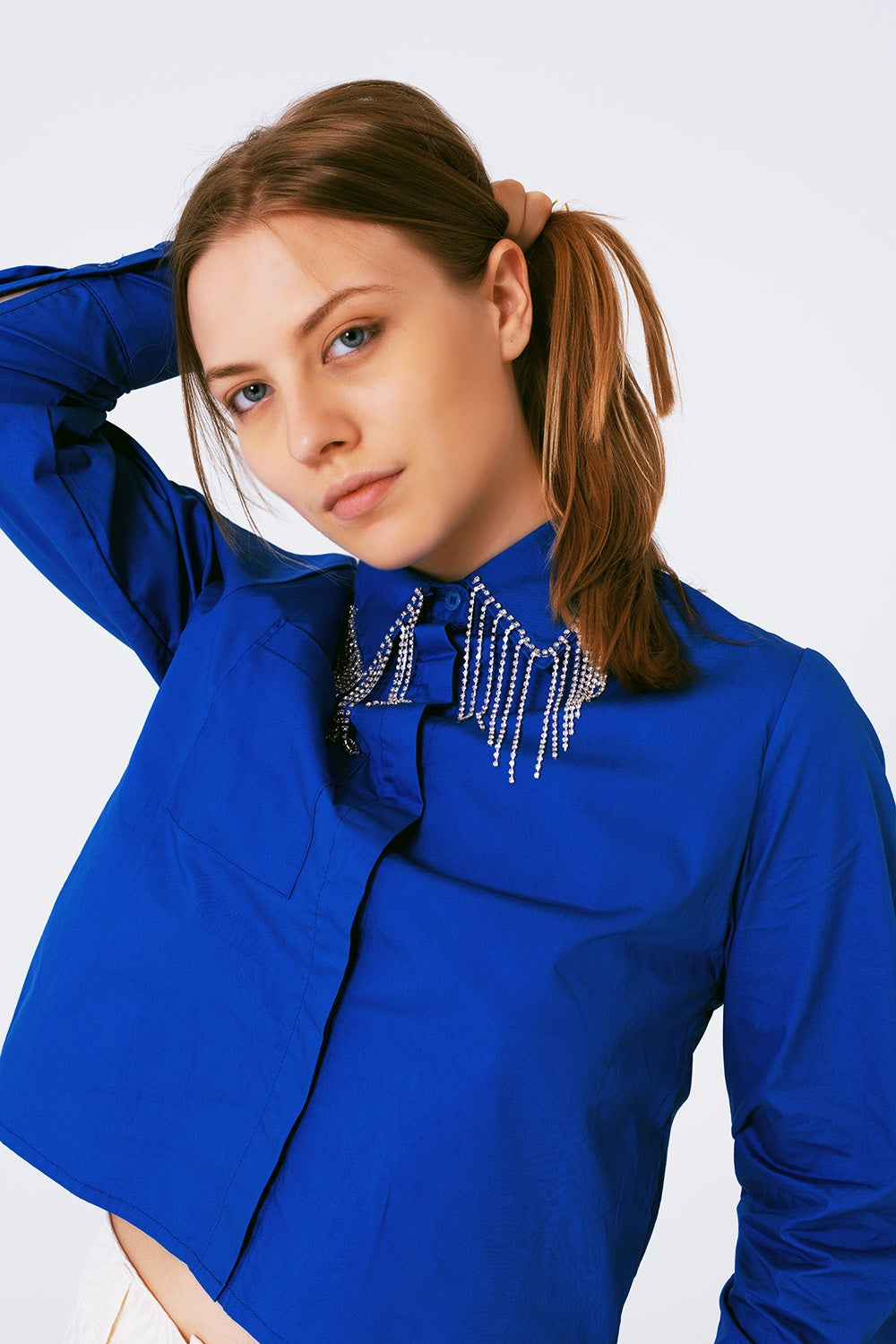 Q2 Camicia con colletto decorato a frange e strass in blu