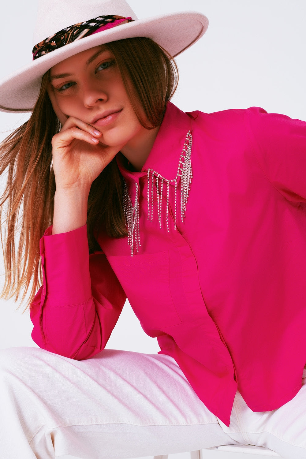 Camicia con colletto decorato a frange e strass in fucsia