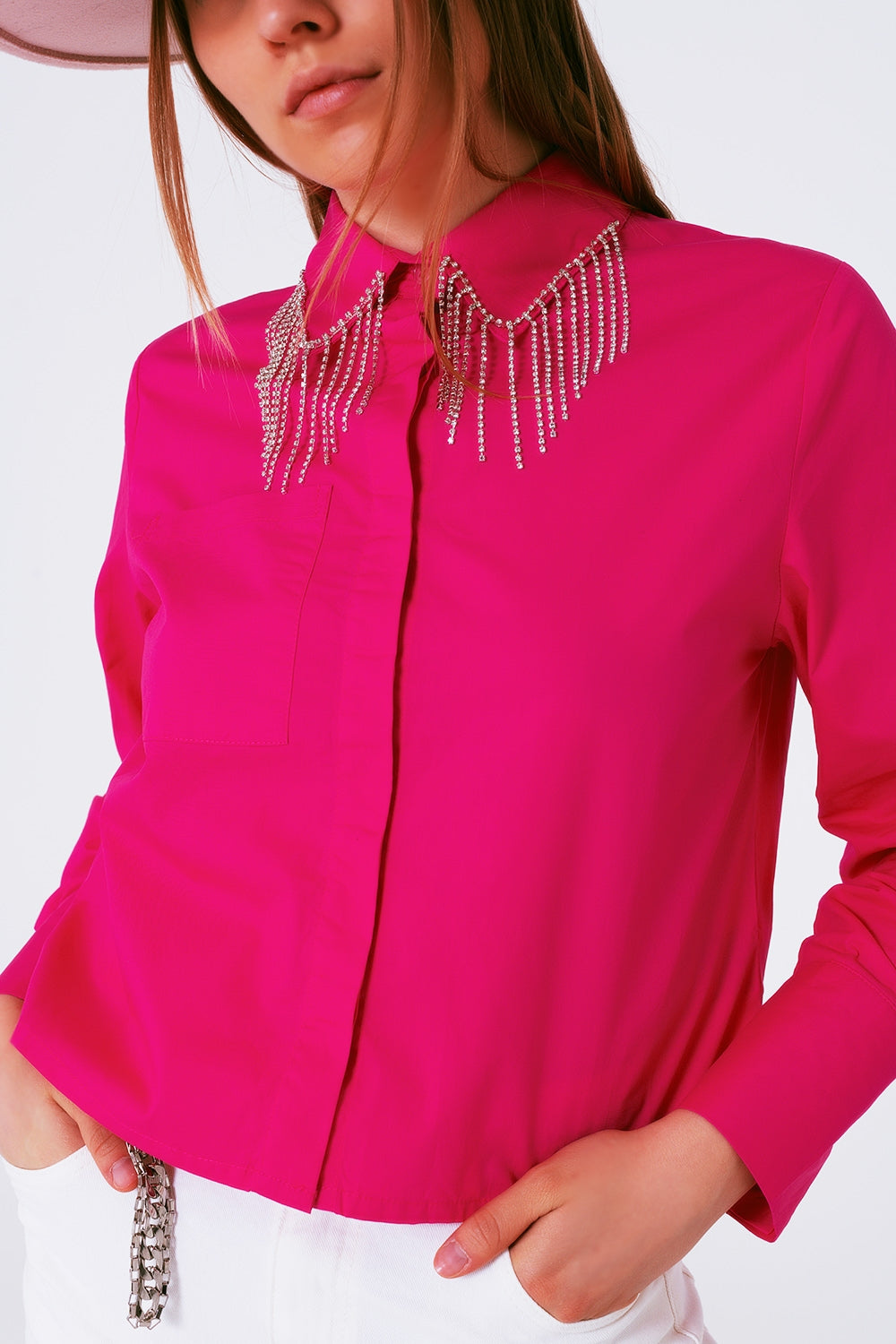 Camicia con colletto decorato a frange e strass in fucsia