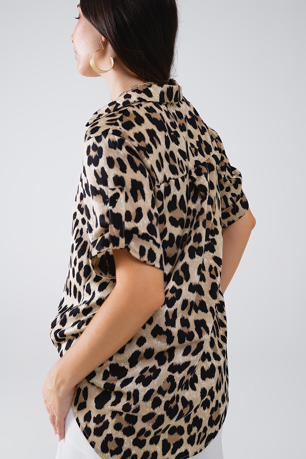 Camicia con stampa leopardo e polsini arrotolati