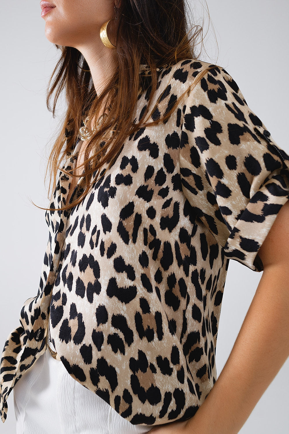 Camicia con stampa leopardo e polsini arrotolati