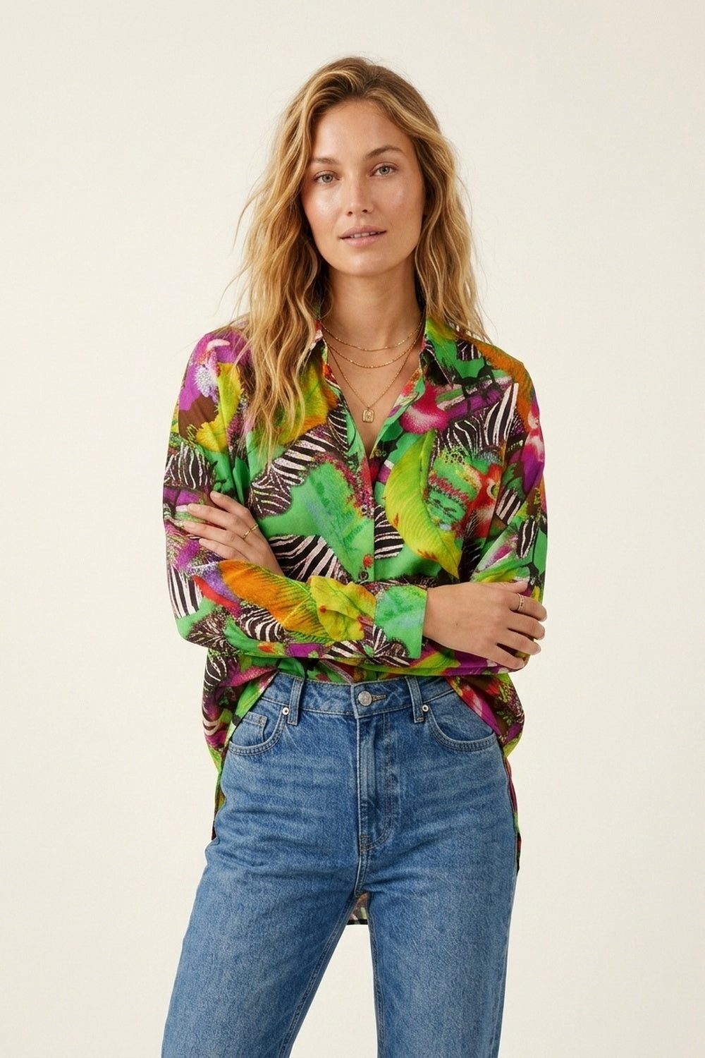 Camicia con stampa tropicale vibrante multicolore verde in tessuto satinato