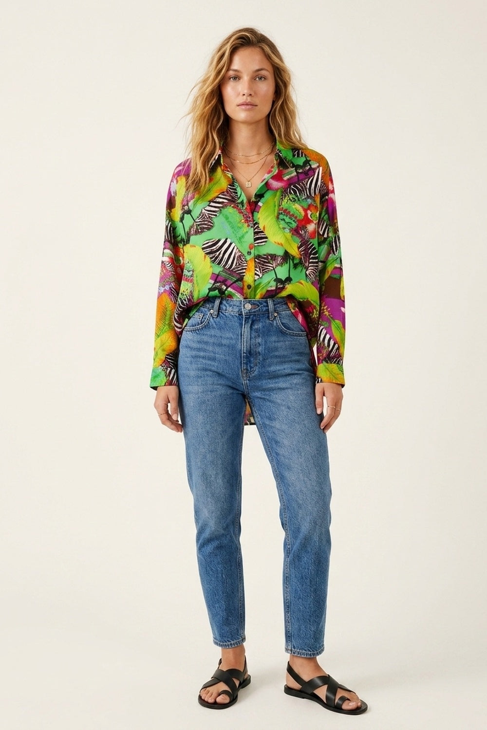 Camicia con stampa tropicale vibrante multicolore verde in tessuto satinato