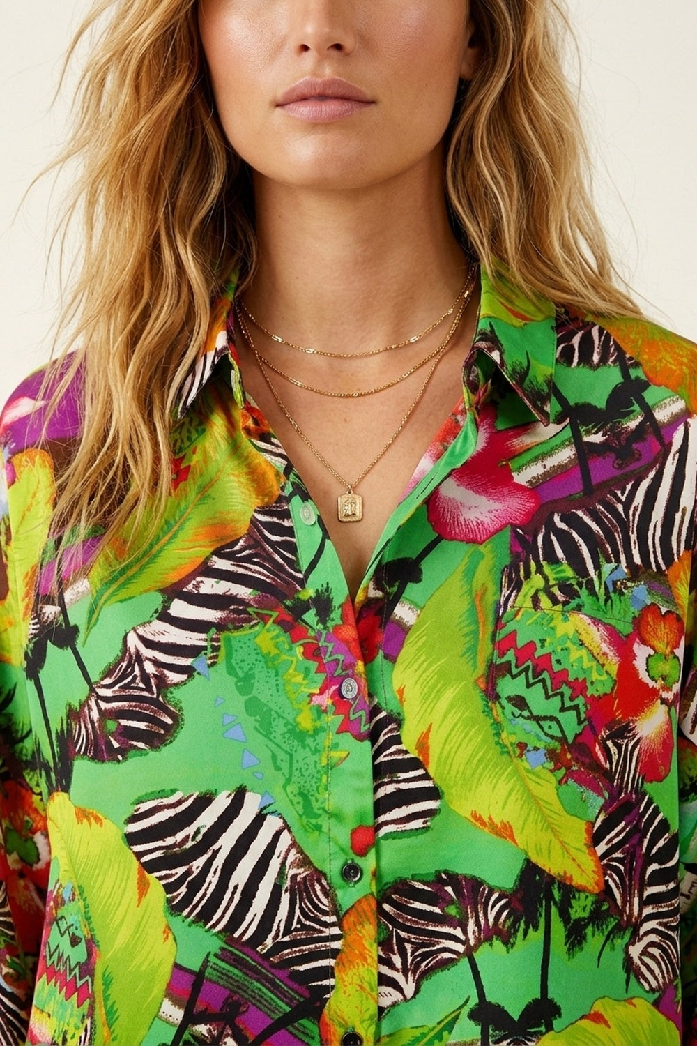 Camicia con stampa tropicale vibrante multicolore verde in tessuto satinato