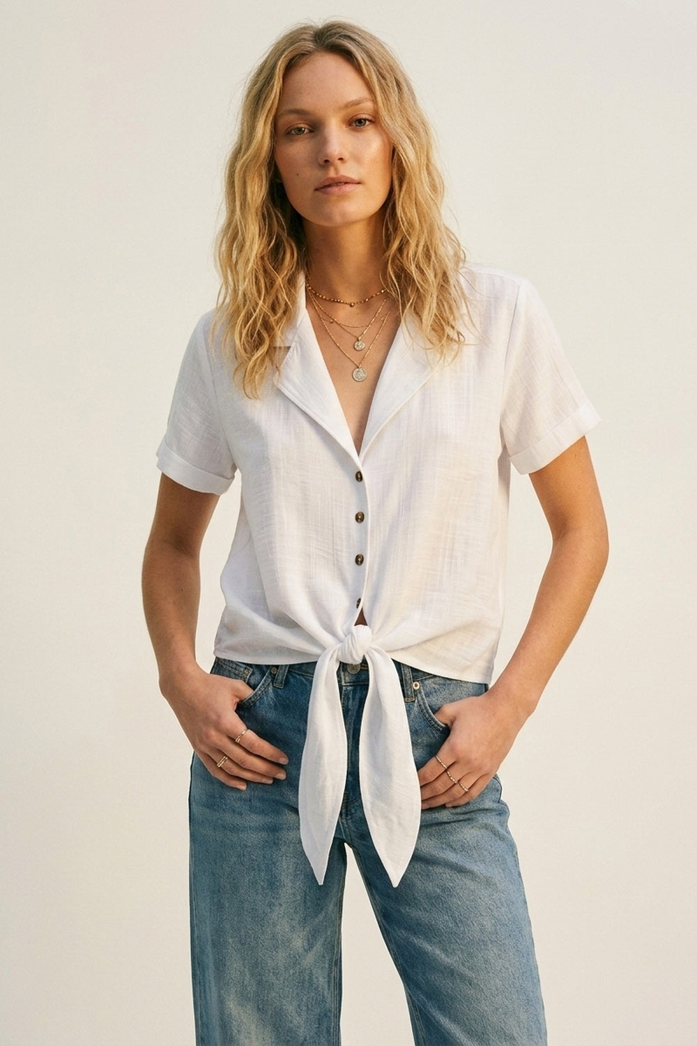 Camicia corta a maniche corte con nodo anteriore in lino bianco