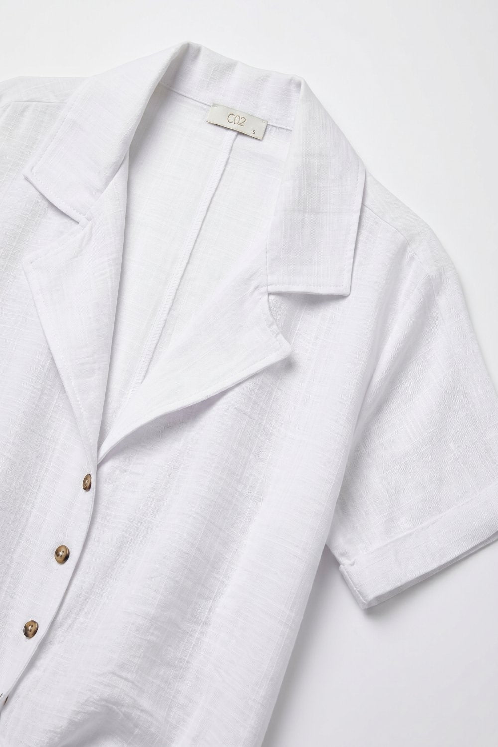 Camicia corta a maniche corte con nodo anteriore in lino bianco
