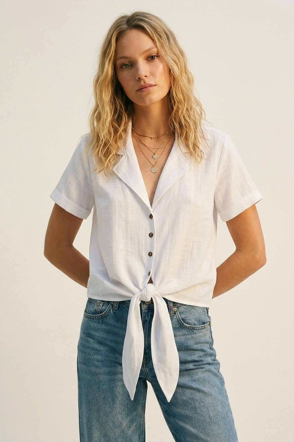 Camicia corta a maniche corte con nodo anteriore in lino bianco