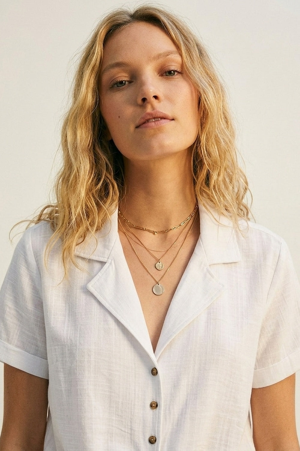 Camicia corta a maniche corte con nodo anteriore in lino bianco
