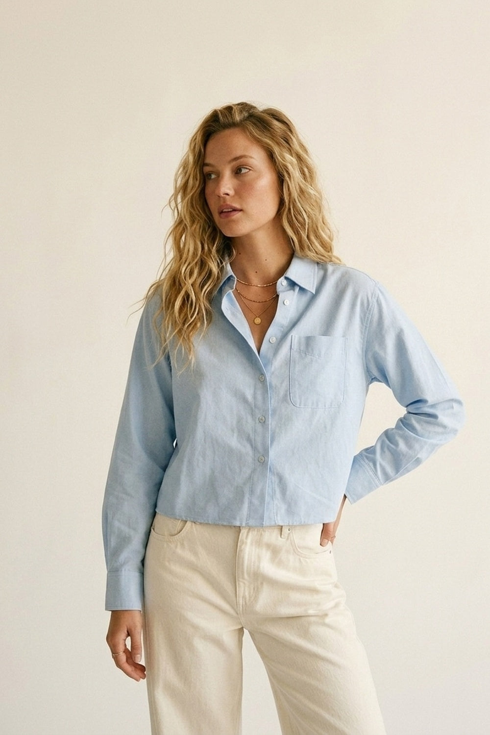 Camicia corta azzurra con bottoni in tessuto di cotone