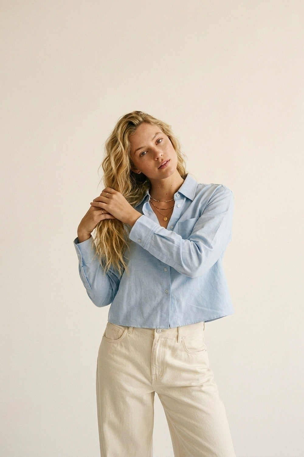 Camicia corta azzurra con bottoni in tessuto di cotone