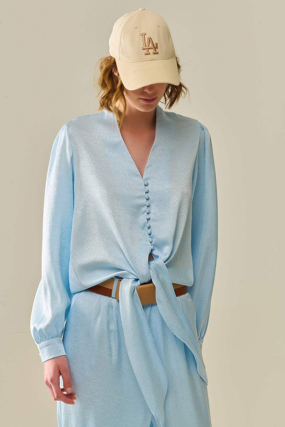 Q2 Camicia corta con bottoni in blu con nodo
