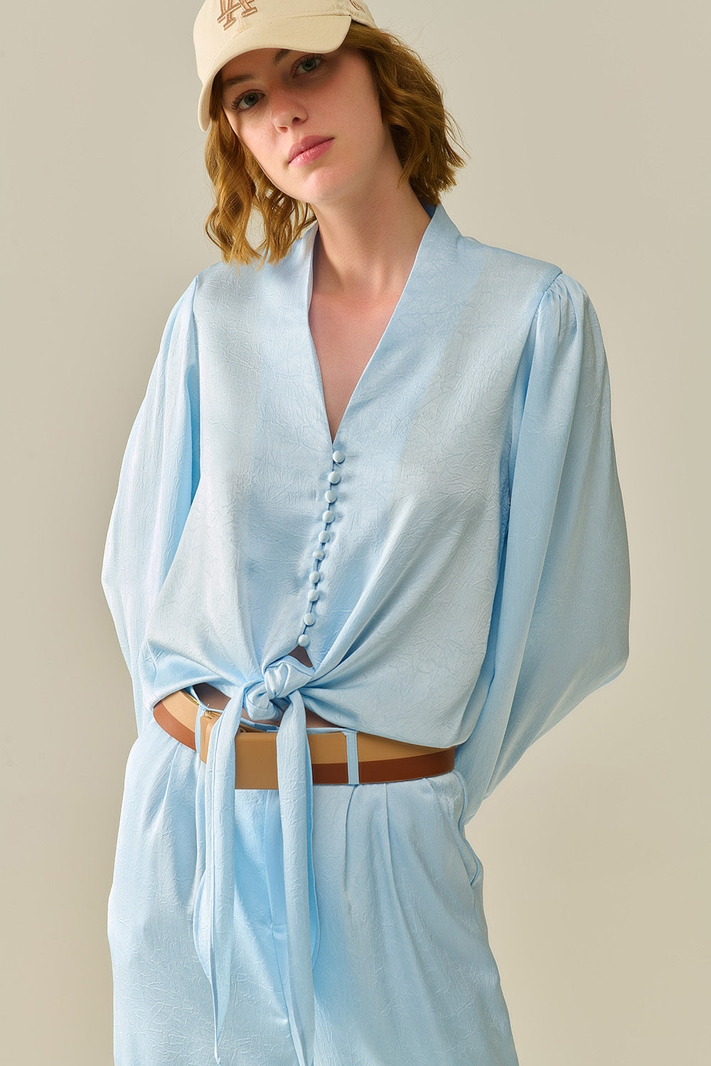 Camicia corta con bottoni in blu con nodo